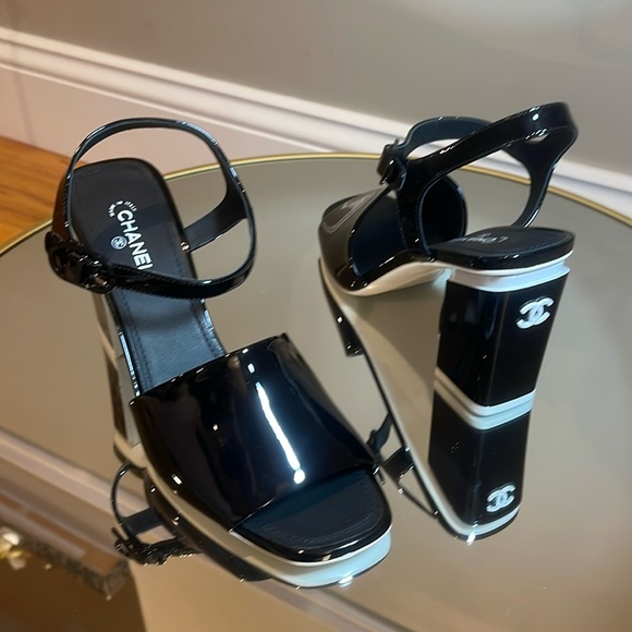 🖤🤍CHANEL CC logo patent leather block heel sandals sz 39.5 🖤🤍 - Picture 14 of 17